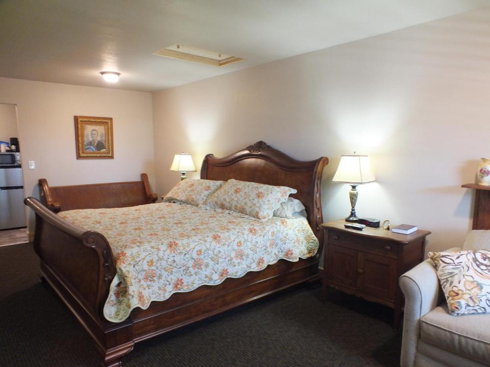 King Room - Non-Smoking interior