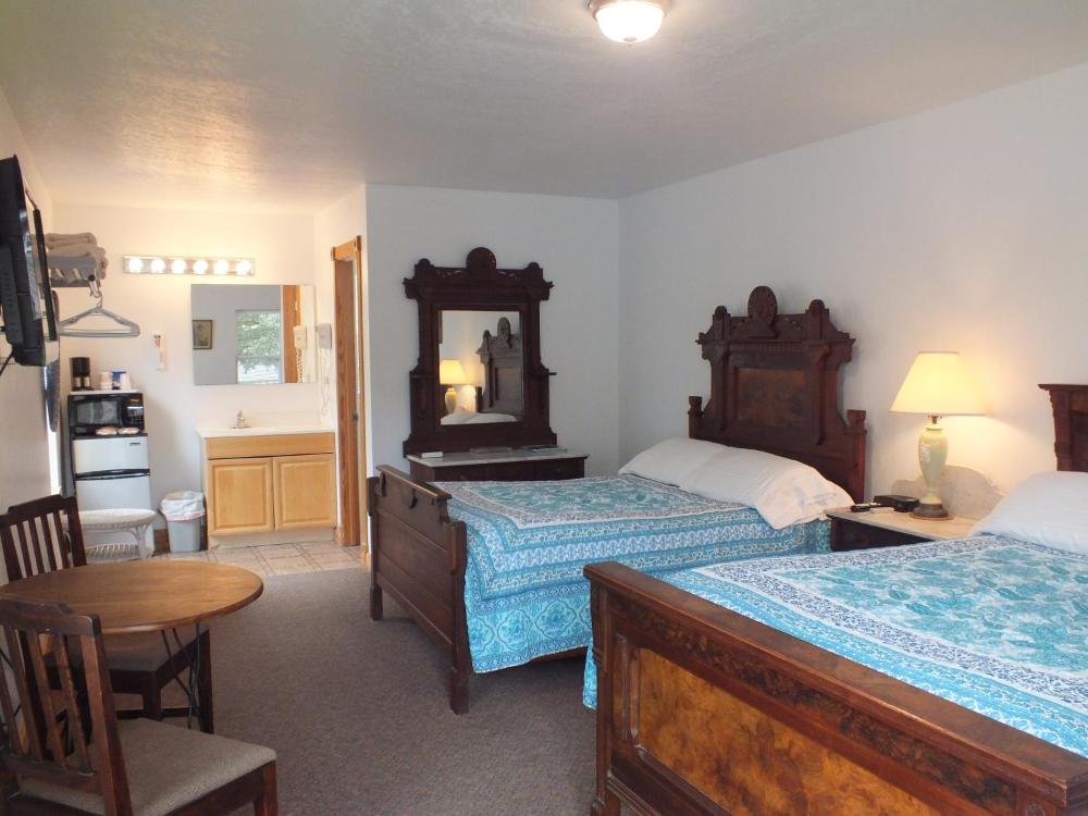 Double Room with Two Double Beds - Non-Smoking interior