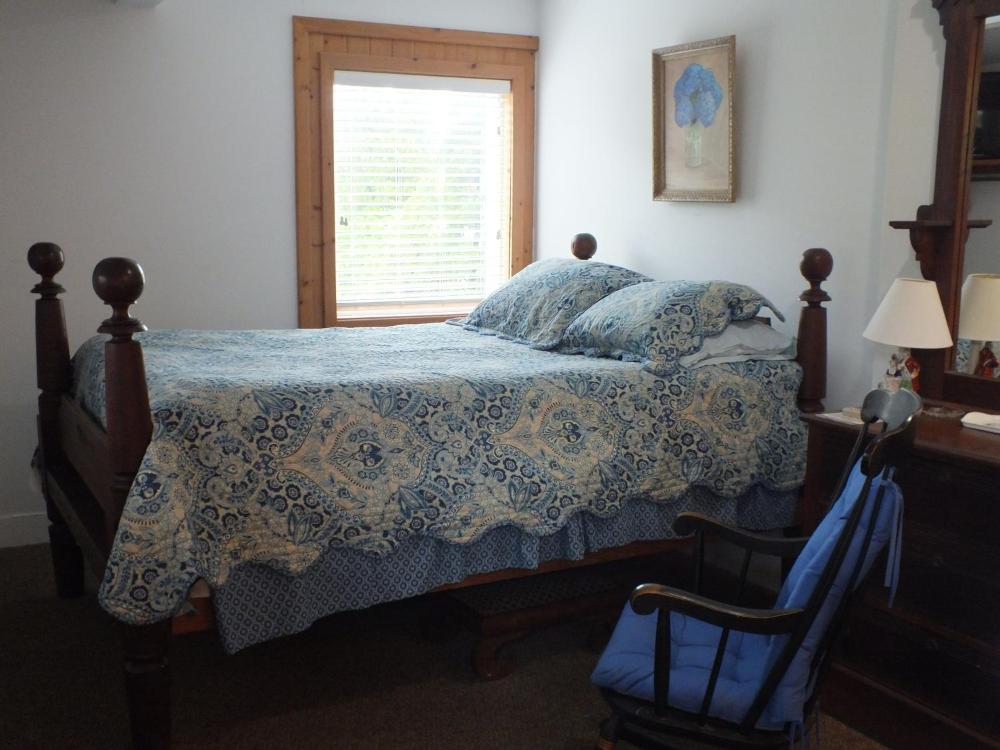 Queen Room - Non-Smoking interior